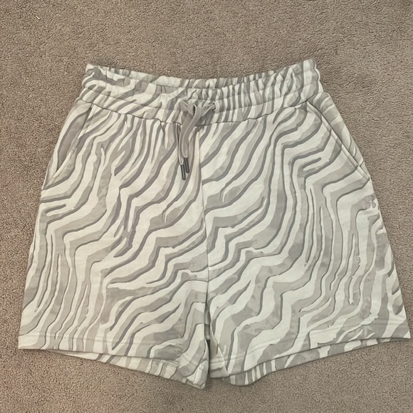 Sweaty Betty Essential Shorts - Light Grey Zebra Print - Picture 4 of 7